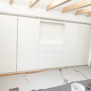einbauschrank dachschraege nahaufname