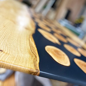 tisch resin holzscheiben nahaufnahme