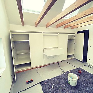 einbauschrank dachschraege offen