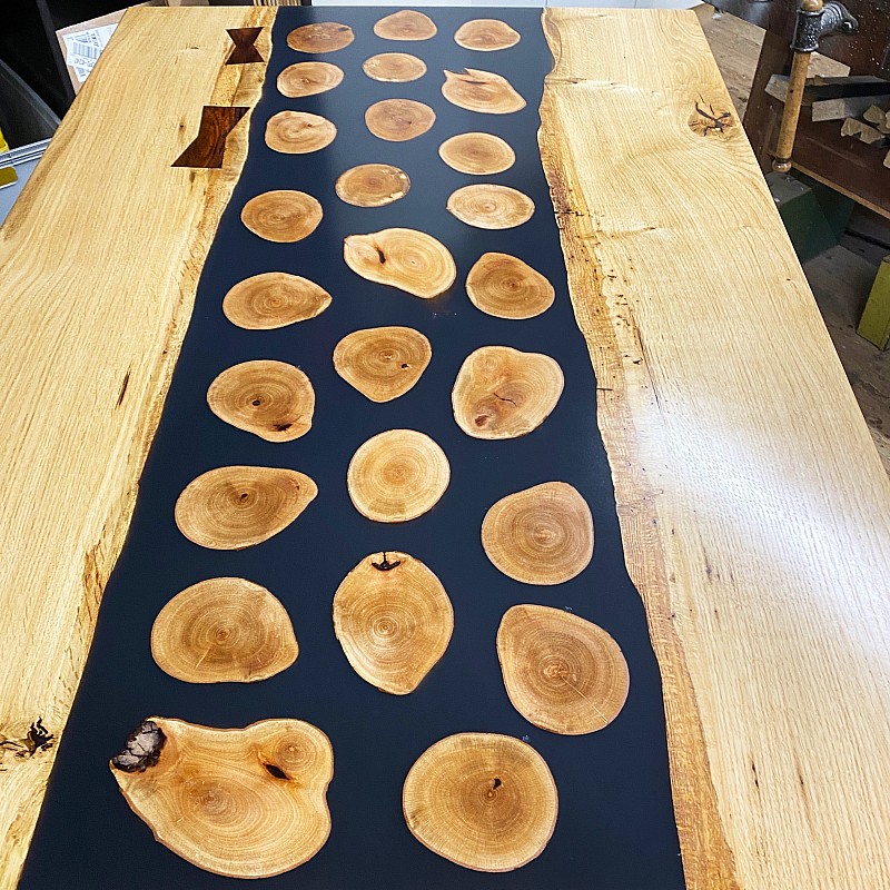 Bild eines Holztisches